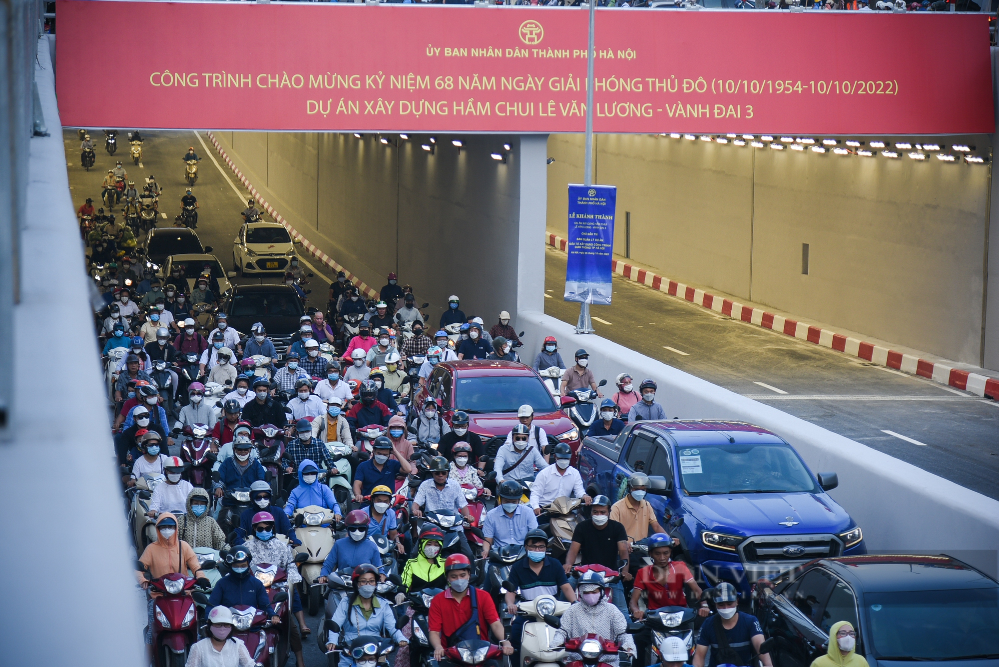 Hầm chui Lê Văn Lương xảy ra ùn tắc ngay trong ngày đầu tiên thông xe - Ảnh 8.
