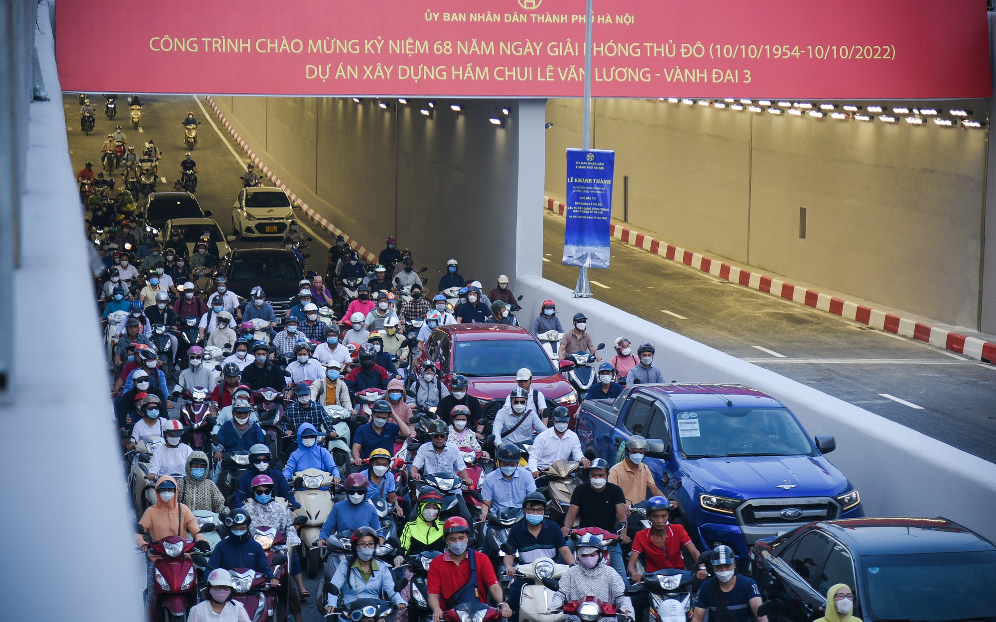 Hầm chui Lê Văn Lương xảy ra ùn tắc ngay trong ngày đầu tiên thông xe