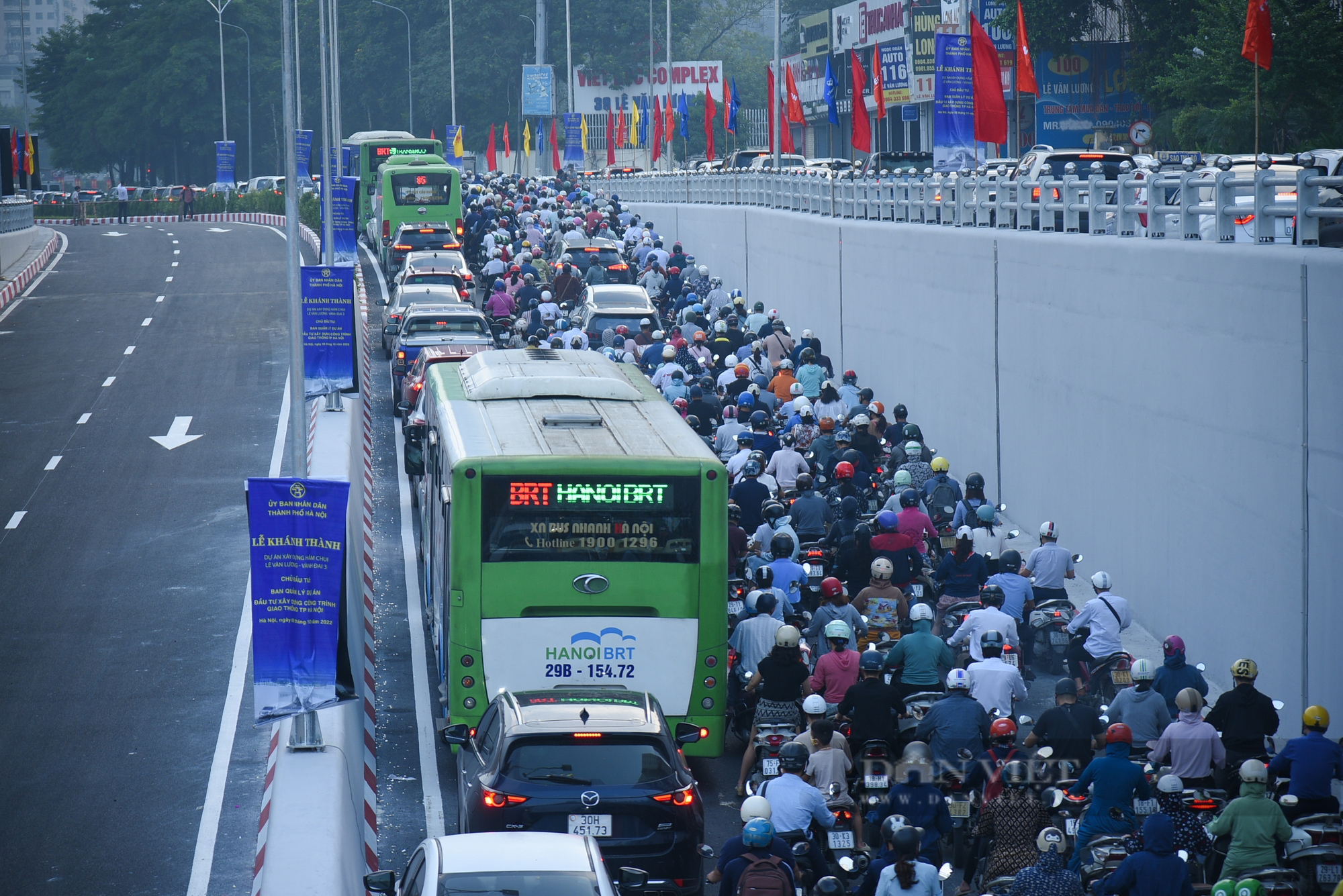 Hầm chui Lê Văn Lương xảy ra ùn tắc ngay trong ngày đầu tiên thông xe - Ảnh 10.