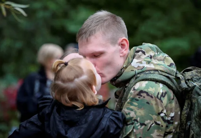 Nga động viên được 200.000 quân trong 2 tuần, ông Zelensky ký sắc lệnh không đàm phán với TT Putin - Ảnh 1.