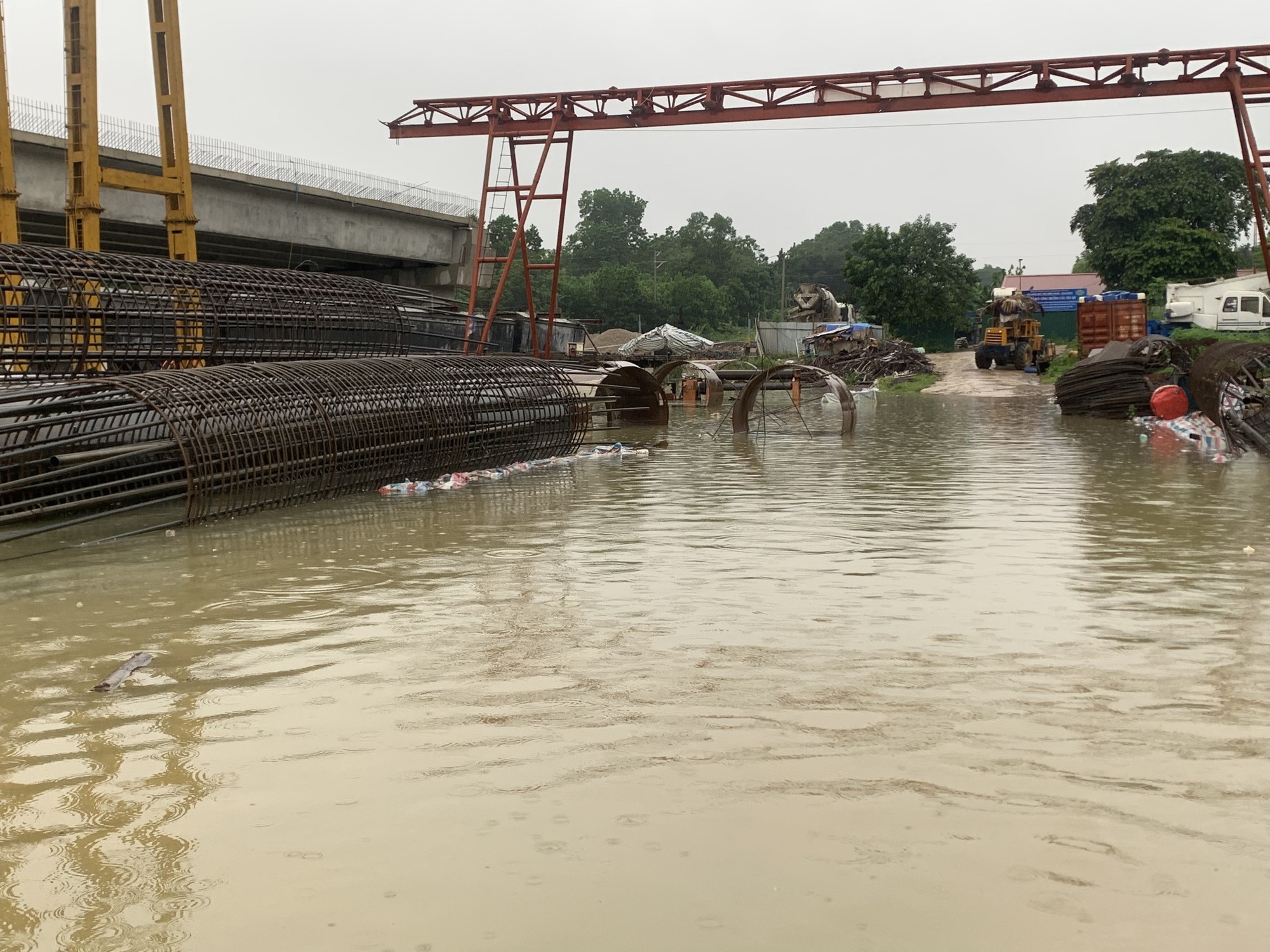 Nhiều nhà thầu thi công dự án cao tốc QL45 - Nghi Sơn lo chậm tiến độ vì mưa kéo dài, nước ngập công trường - Ảnh 2.