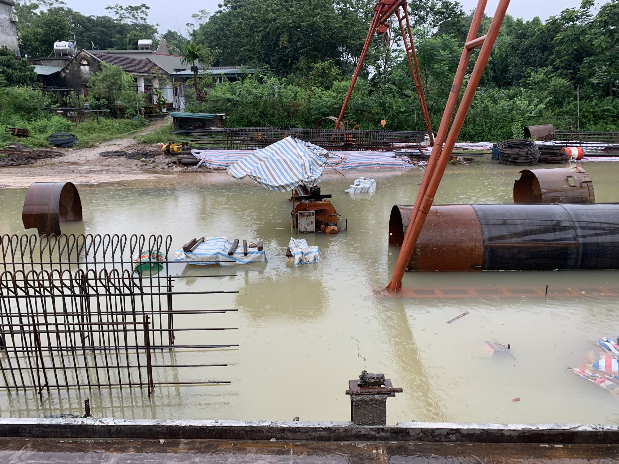 Nhiều nhà thầu thi công dự án cao tốc QL45 - Nghi Sơn lo chậm tiến độ vì mưa kéo dài, nước ngập công trường - Ảnh 5.