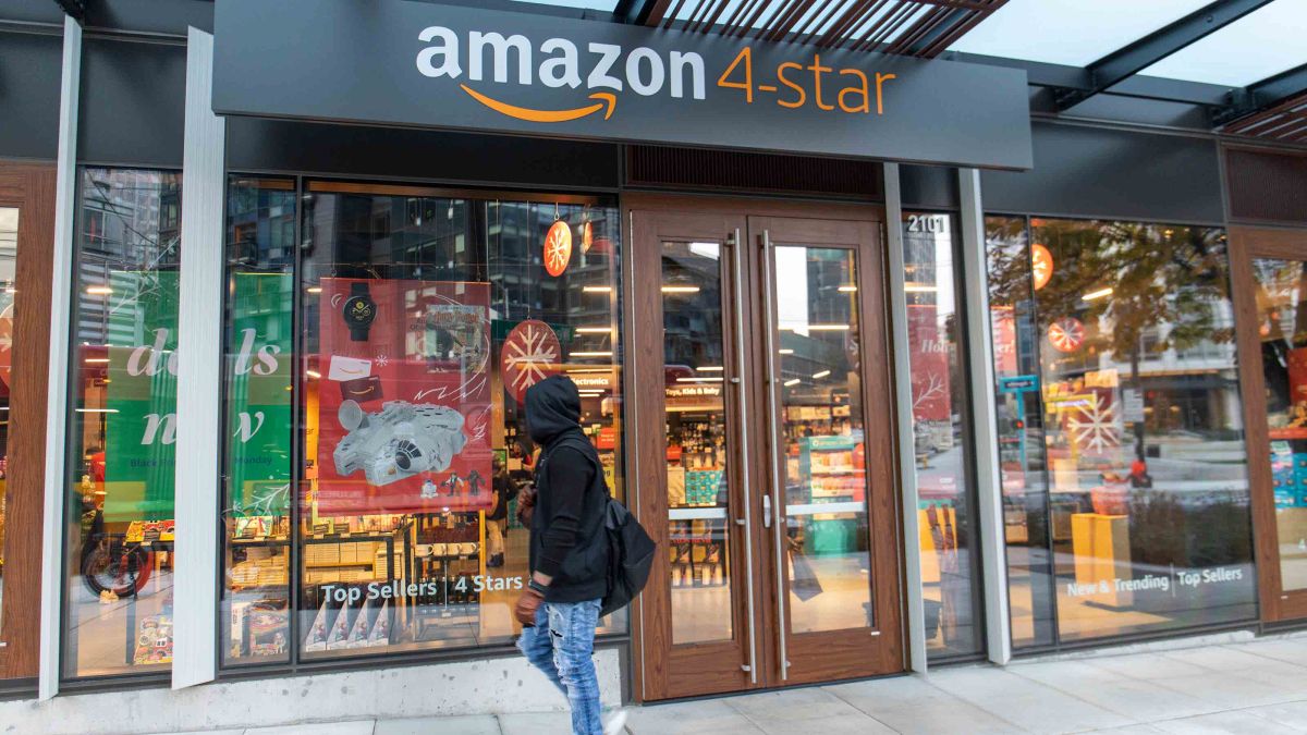 Amazon đã xác nhận một báo cáo rằng, công ty đang đóng băng việc tuyển dụng cho các vai trò doanh nghiệp trong hoạt động kinh doanh bán lẻ của mình. Ảnh: @AFP.