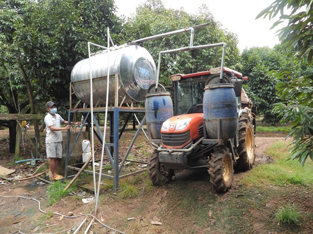 Nông dân ở Bình Phước &quot;hô biến&quot; máy cày thành máy phun thuốc đa năng cho vườn sầu riêng tiền tỷ - Ảnh 1.