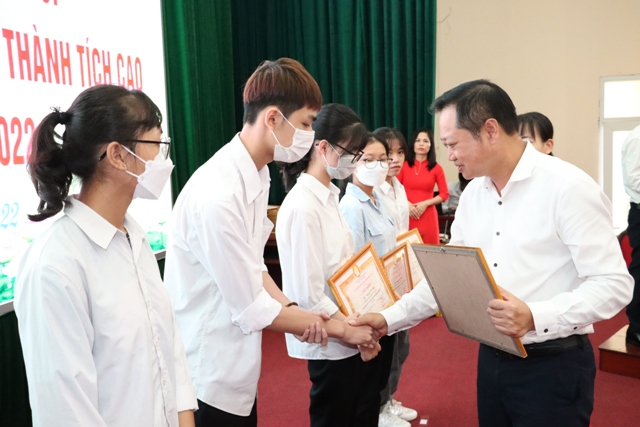 Năm 2022, huyện Phú Xuyên có bao nhiêu học sinh đỗ đại học, cao đẳng? - Ảnh 1.