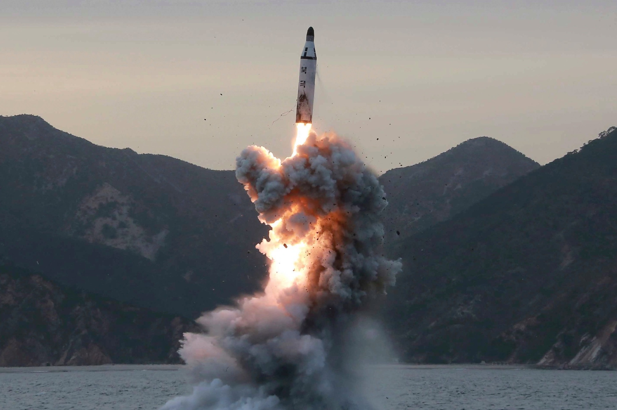 Chiến thuật của Triều Tiên khi phóng tên lửa qua Nhật Bản - Ảnh 1.