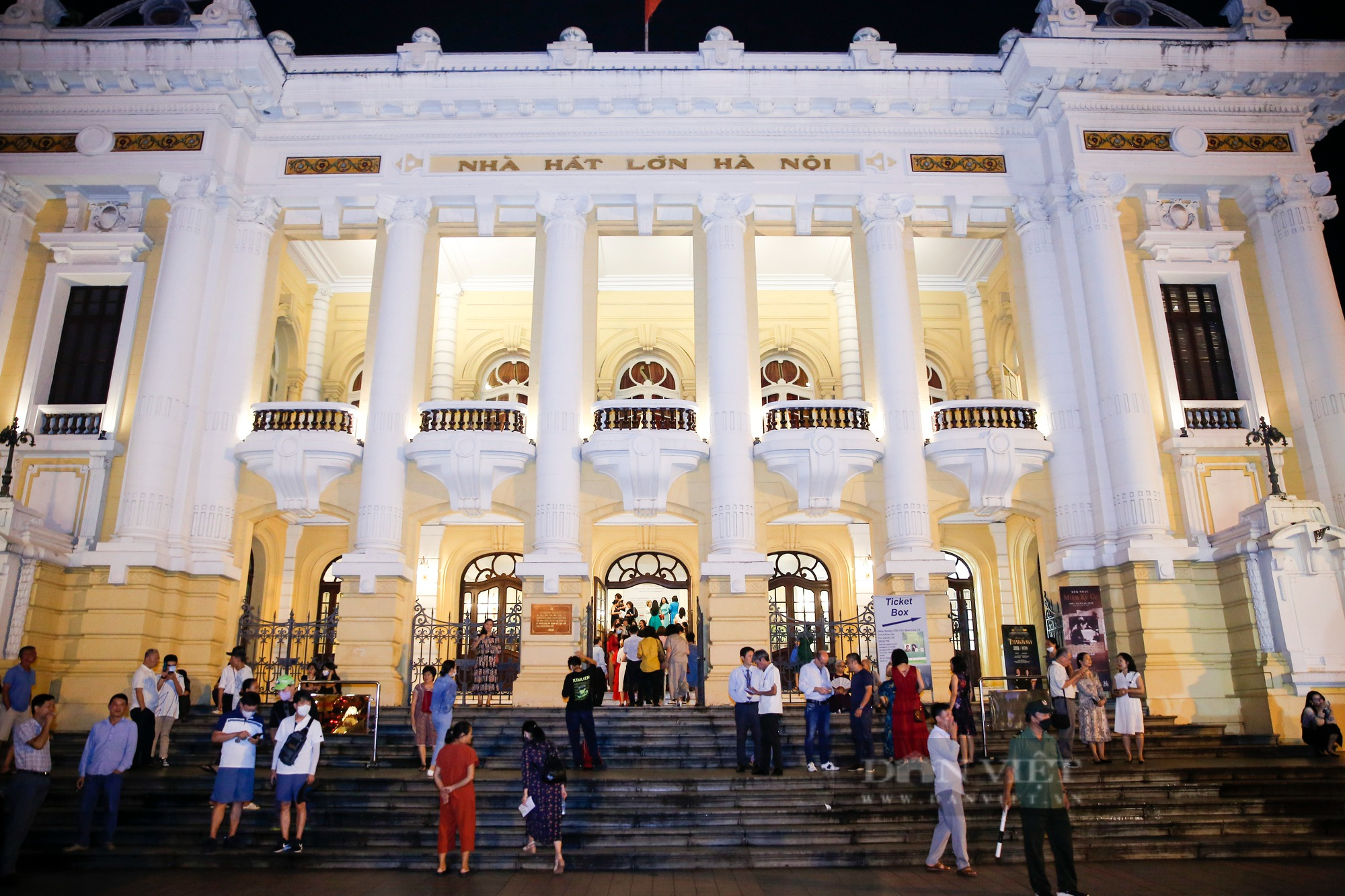 Phó Trưởng ban Thường trực Ban Tuyên giáo Trung ương Lại Xuân Môn dự chương trình đêm thơ-nhạc-kịch &quot;Hoa Cúc Xanh&quot; - Ảnh 1.