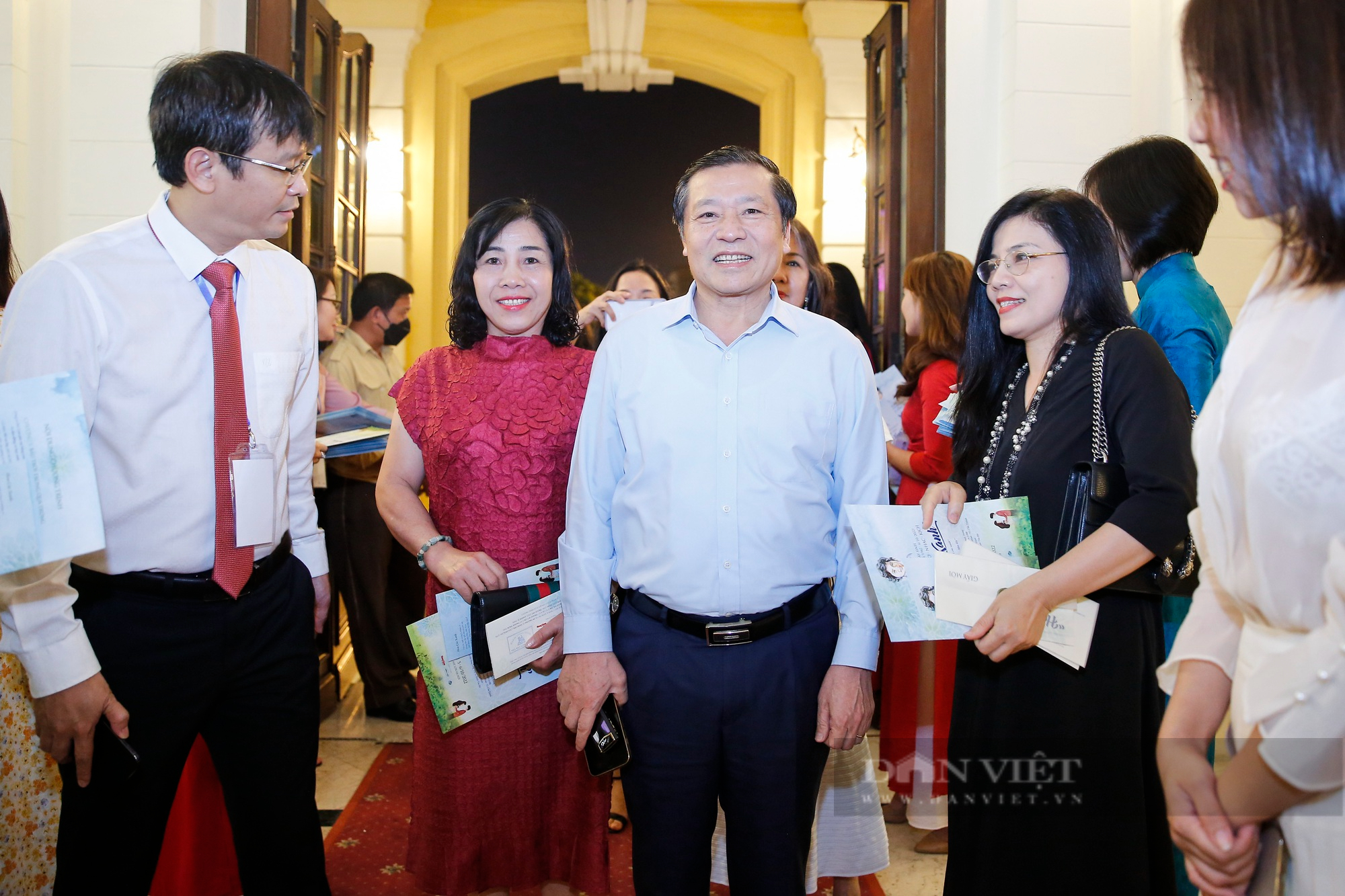 Phó Trưởng ban Thường trực Ban Tuyên giáo Trung ương Lại Xuân Môn dự chương trình đêm thơ-nhạc-kịch &quot;Hoa Cúc Xanh&quot; - Ảnh 3.