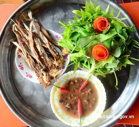 Vùng đất này ở Cà Mau, dân đem loài cá dễ nhão như cháo phơi khô, nướng lên mùi thơm &quot;bay&quot; khắp Nam  - Ảnh 1.