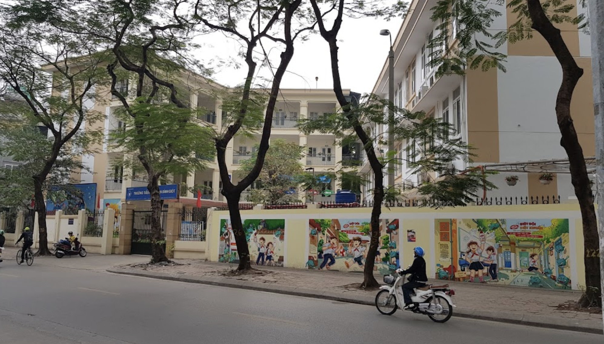 Vụ chủ nợ giả người nhà đón học sinh lớp 2 ở Hà Nội: Công an và nhà trường tăng cường an ninh - Ảnh 1.