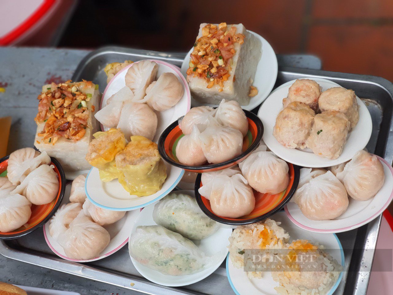 Sài Gòn quán: Huê Hưng trà gia vừa đông, vừa đắt, vậy mà khách vẫn chịu khó dậy sớm ghé ăn điểm tâm - Ảnh 3.