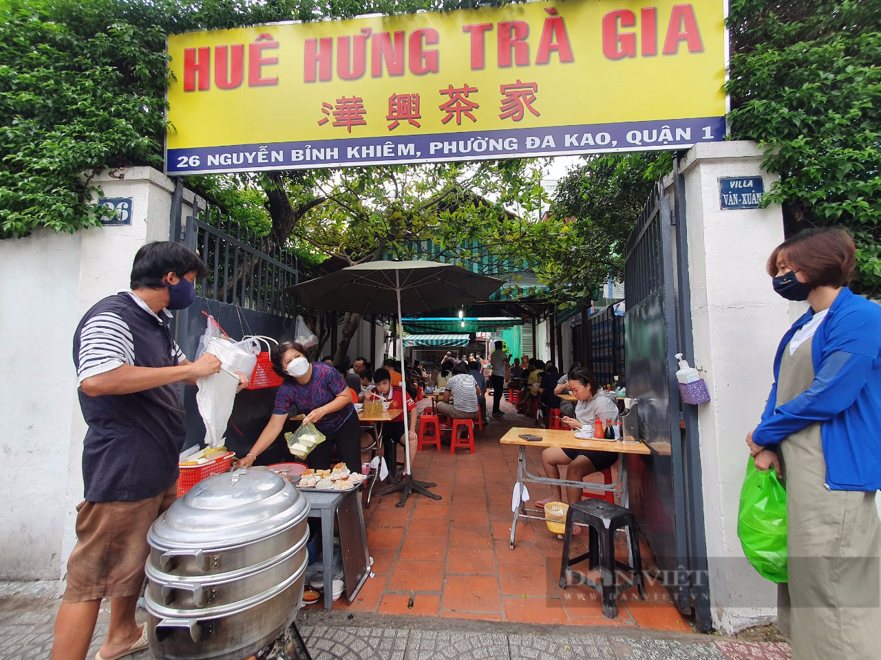 Sài Gòn quán: Huê Hưng trà gia vừa đông, vừa đắt, vậy mà khách vẫn chịu khó dậy sớm ghé ăn điểm tâm - Ảnh 2.