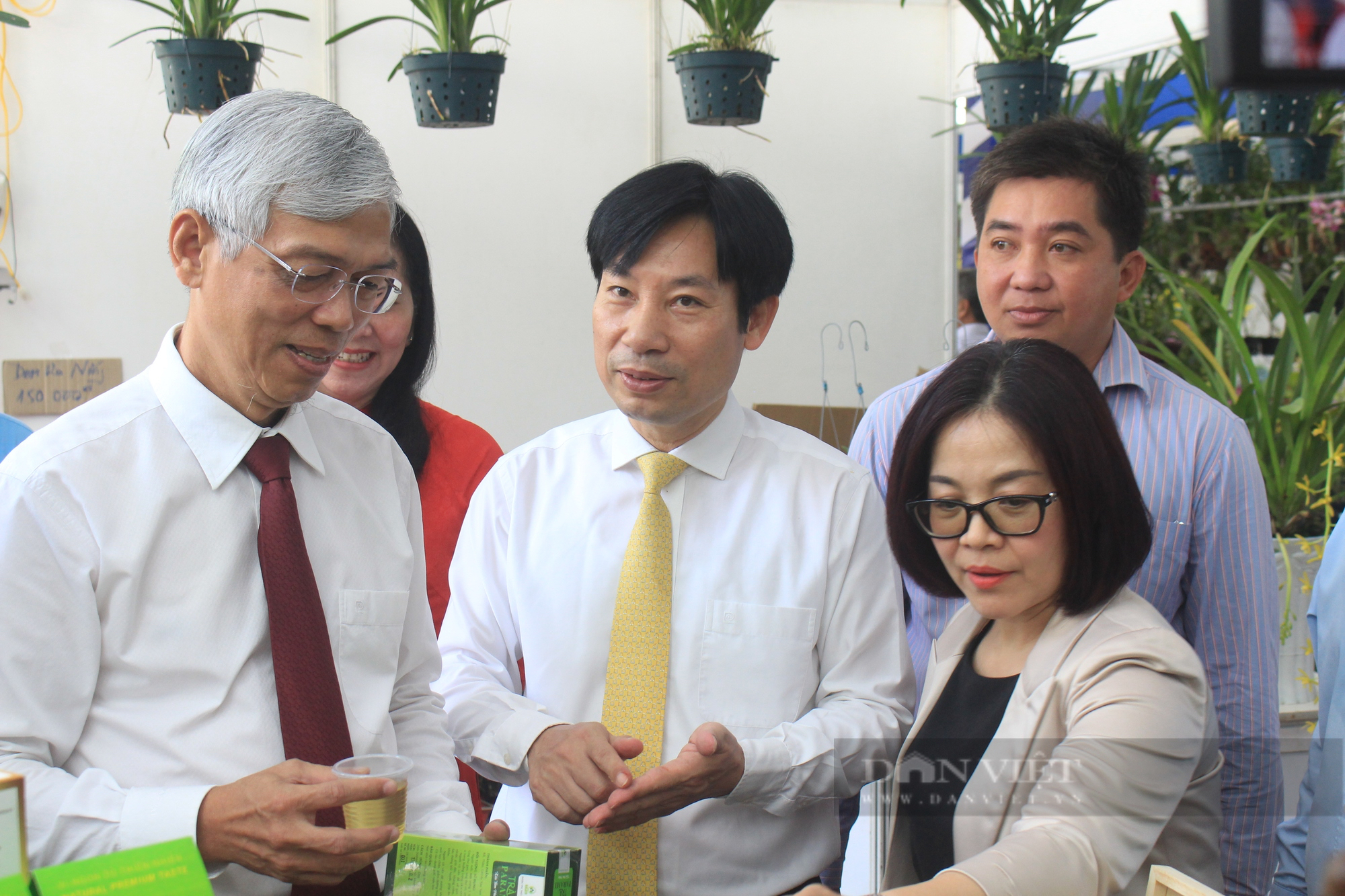Phó Chủ tịch Hội Nông dân Việt Nam Nguyễn Xuân Định tham quan sản phẩm nông nghiệp tiêu biểu, OCOP TP.HCM - Ảnh 7.