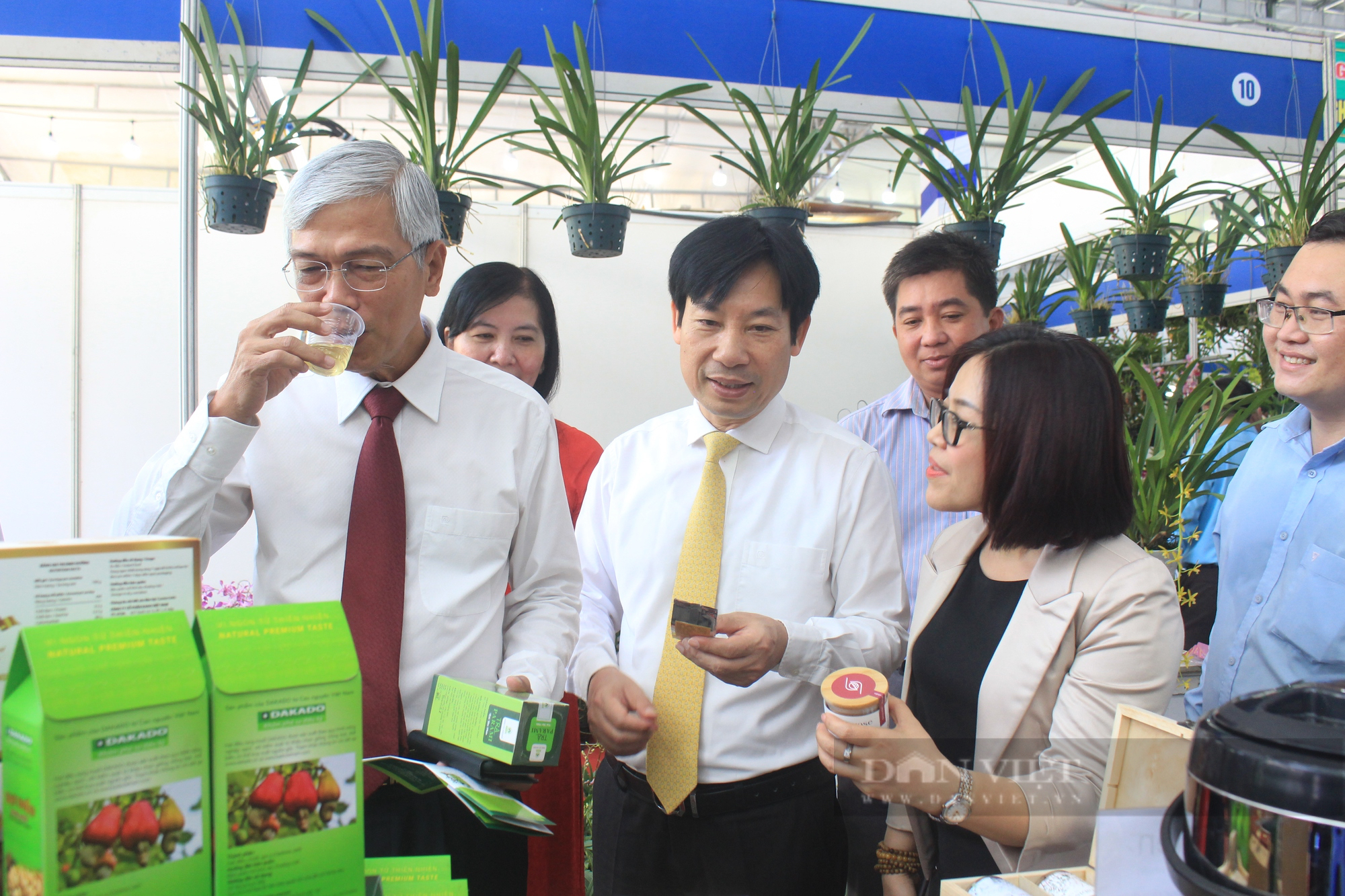 Phó Chủ tịch Hội Nông dân Việt Nam Nguyễn Xuân Định tham quan sản phẩm nông nghiệp tiêu biểu, OCOP TP.HCM - Ảnh 6.