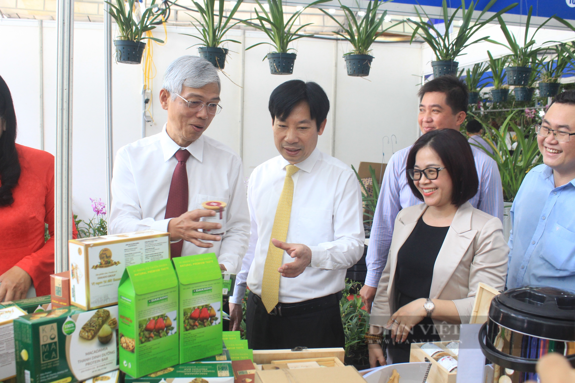 Phó Chủ tịch Hội Nông dân Việt Nam Nguyễn Xuân Định tham quan sản phẩm nông nghiệp tiêu biểu, OCOP TP.HCM - Ảnh 5.