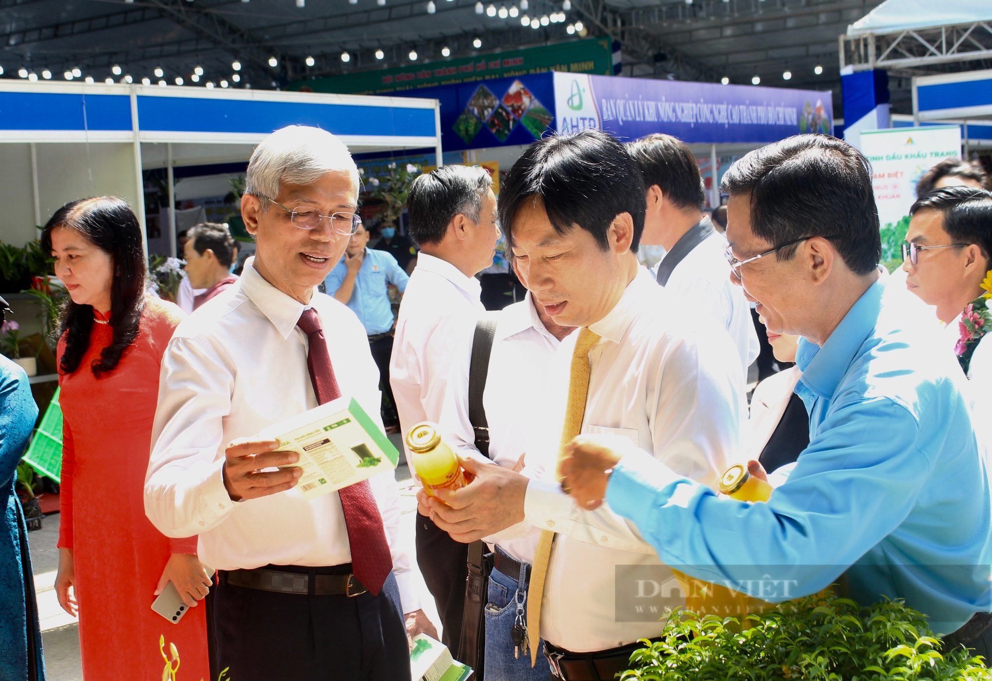 Phó Chủ tịch Hội Nông dân Việt Nam Nguyễn Xuân Định tham quan sản phẩm nông nghiệp tiêu biểu, OCOP TP.HCM - Ảnh 9.