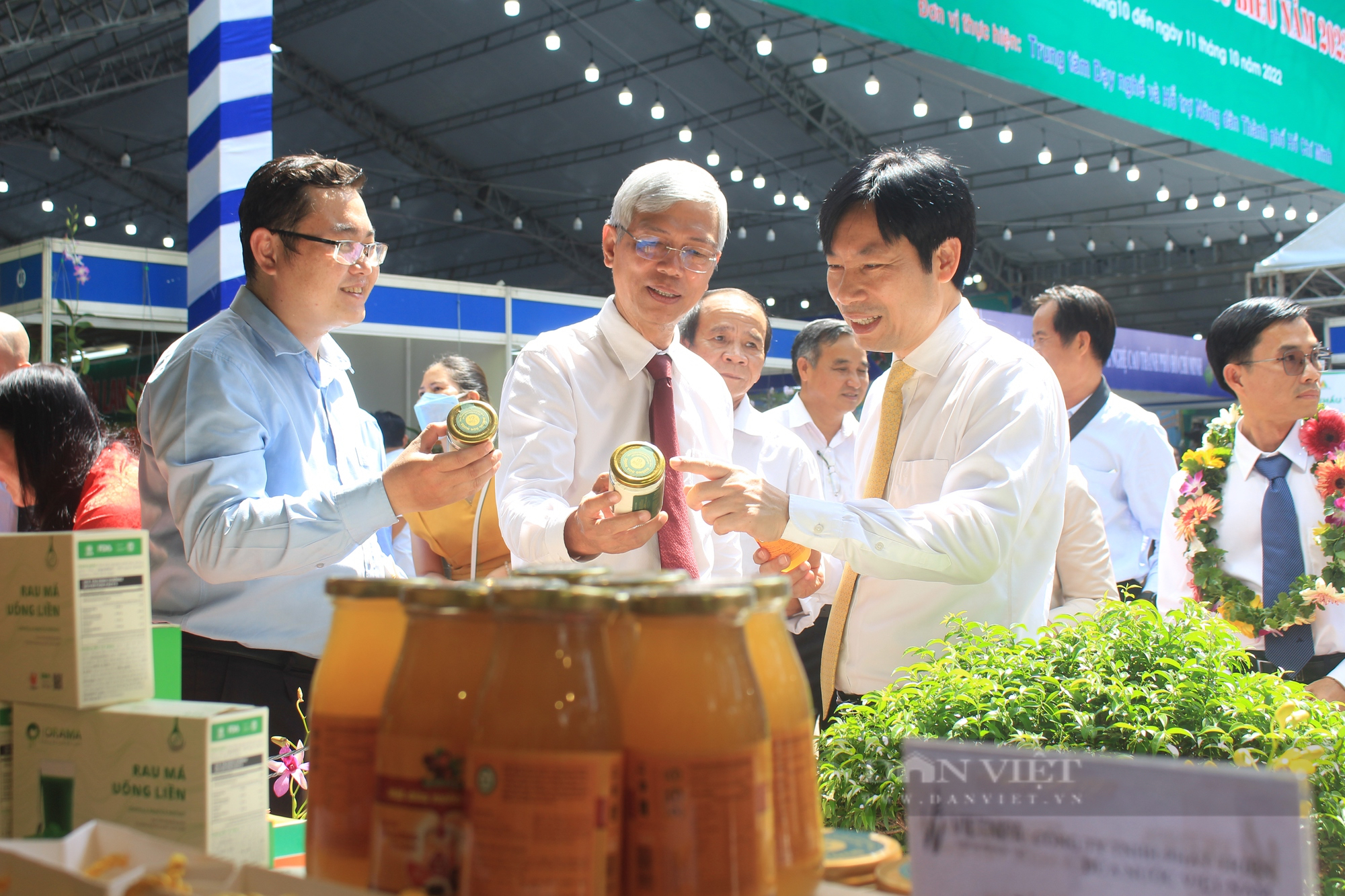 Phó Chủ tịch Hội Nông dân Việt Nam Nguyễn Xuân Định tham quan sản phẩm nông nghiệp tiêu biểu, OCOP TP.HCM - Ảnh 8.