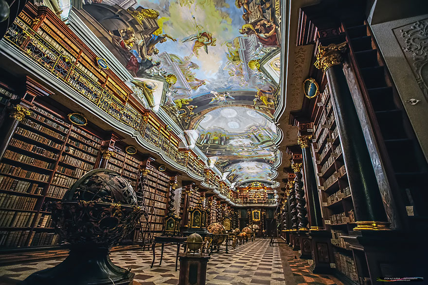 Ngỡ ngàng với các tác phẩm nghệ thuật 300 năm tuổi tại thư viện đẹp nhất thế giới - Ảnh 4.