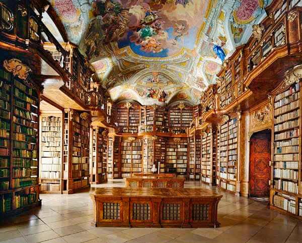 Ngỡ ngàng với các tác phẩm nghệ thuật 300 năm tuổi tại thư viện đẹp nhất thế giới - Ảnh 3.