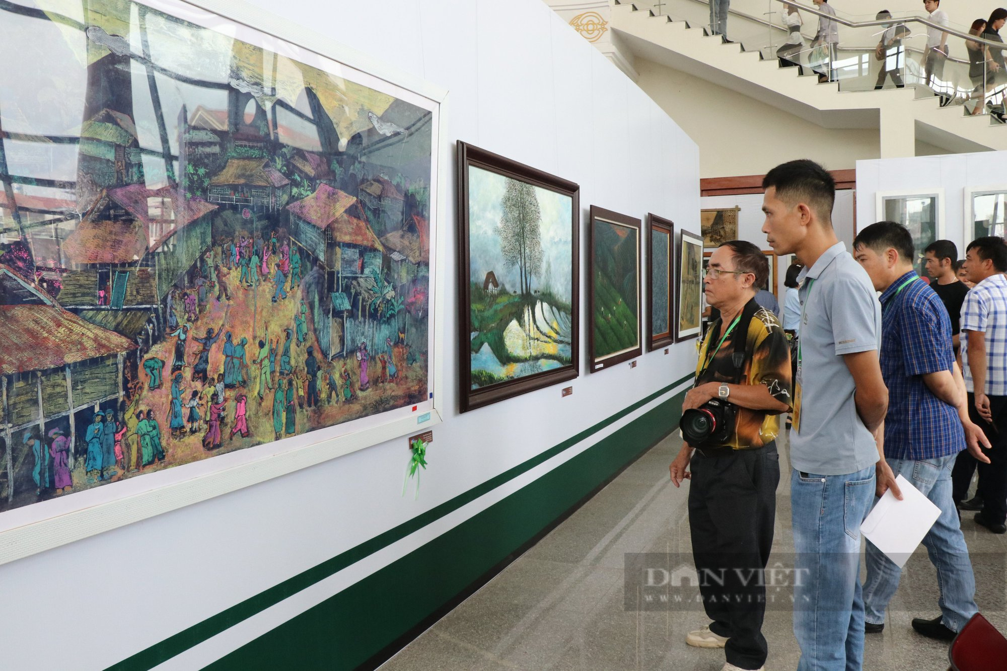 215 tác phẩm mỹ thuật đặc sắc trưng bày tại Triển lãm Mỹ thuật khu vực III (Tây Bắc - Việt Bắc) lần thứ 27 - Ảnh 2.