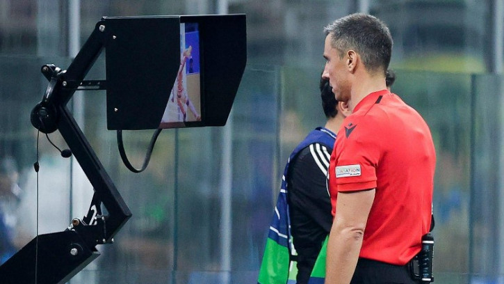 VAR hiện diện ở V.League 2024/25, chi phí lên đến 70 tỷ đồng - Ảnh 1.