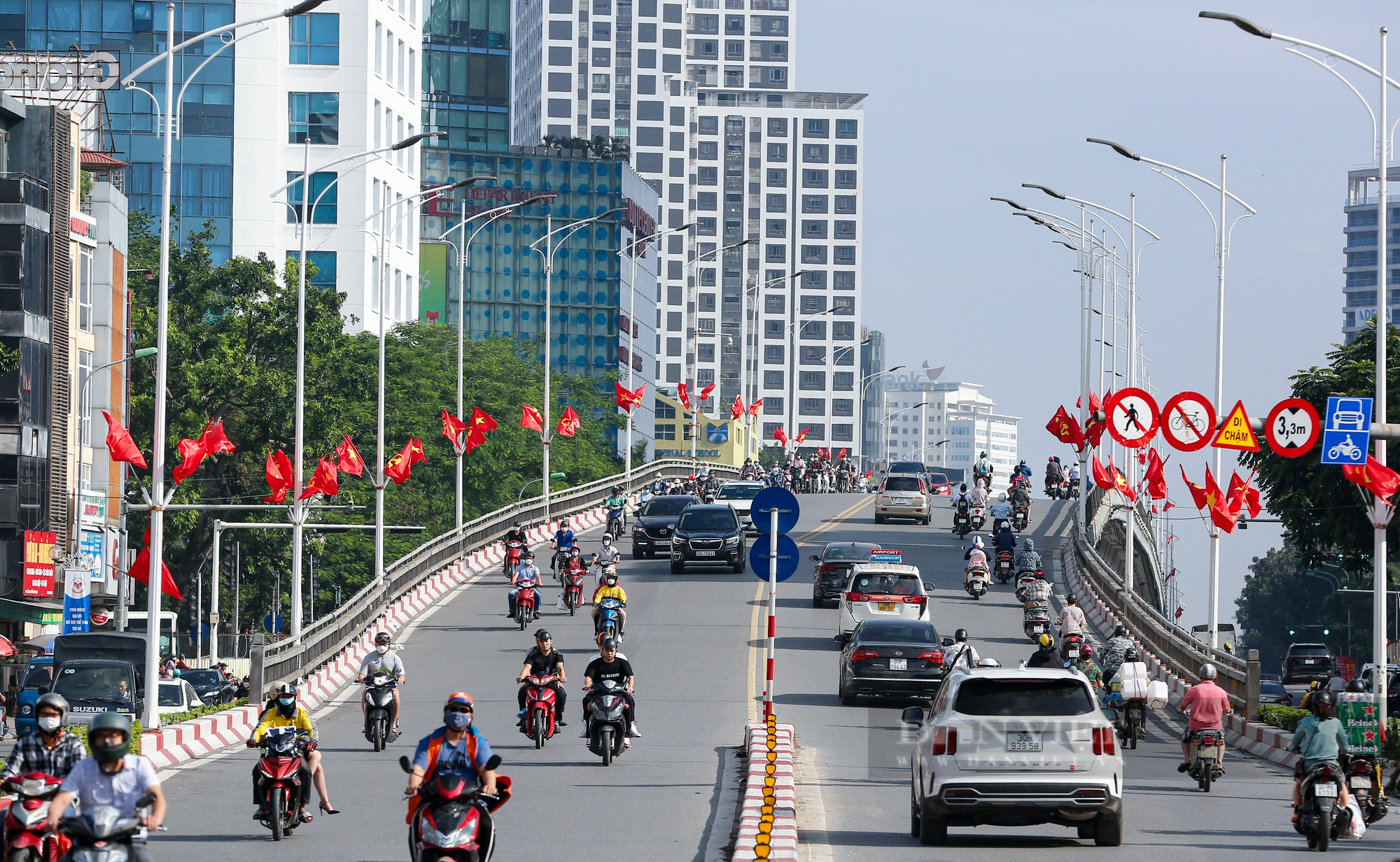 Đường phố Hà Nội rực rỡ chào mừng kỷ niệm 68 năm Giải phóng Thủ đô  - Ảnh 1.