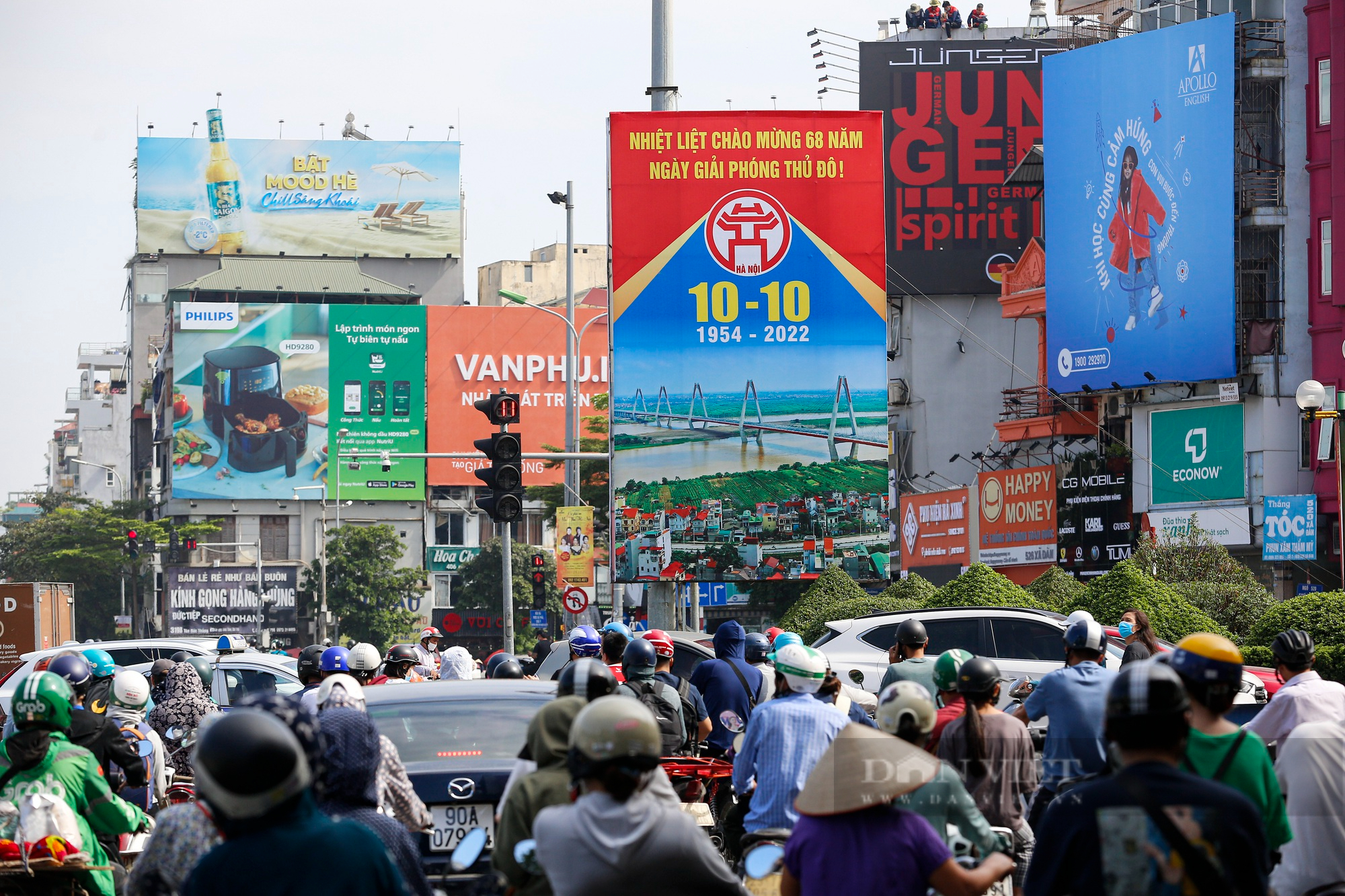 Đường phố Hà Nội rực rỡ chào mừng kỷ niệm 68 năm Giải phóng Thủ đô  - Ảnh 10.