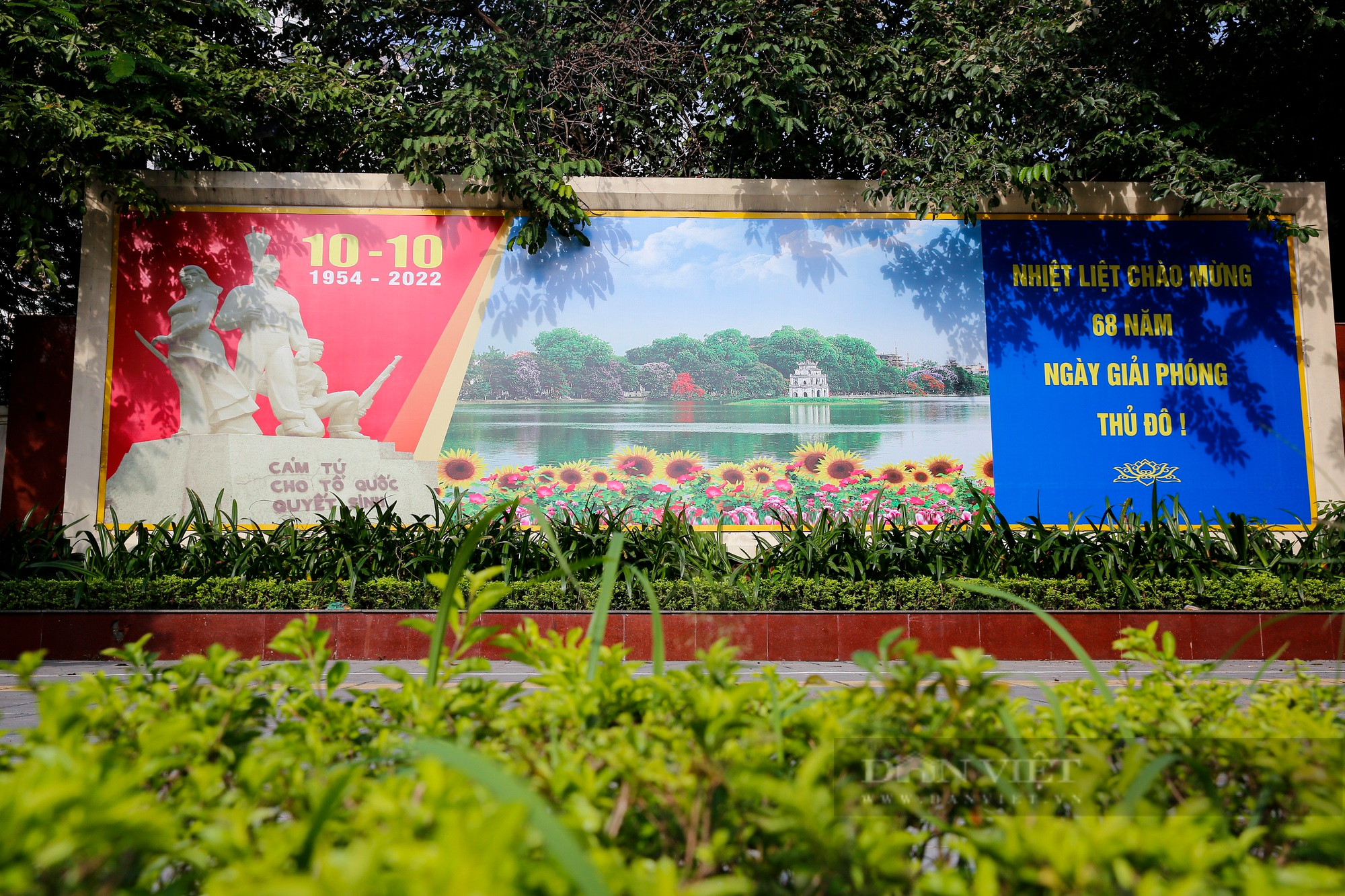Đường phố Hà Nội rực rỡ chào mừng kỷ niệm 68 năm Giải phóng Thủ đô  - Ảnh 11.