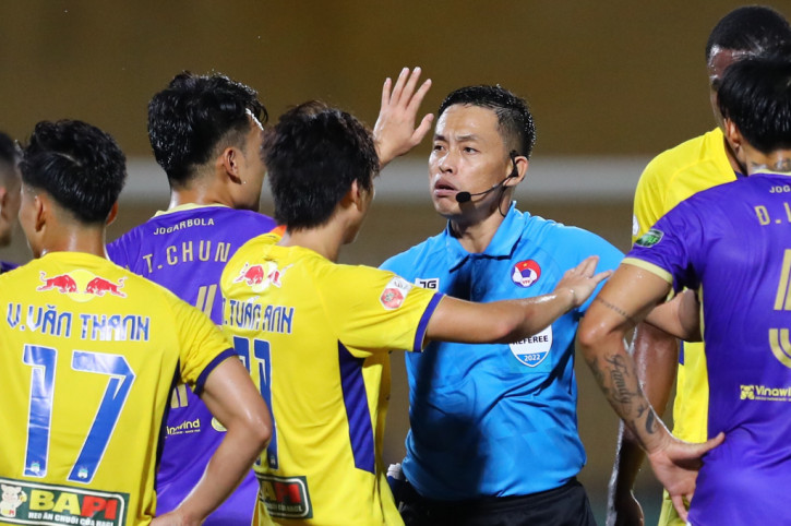 VAR hiện diện ở V.League 2024/25, chi phí lên đến 70 tỷ đồng - Ảnh 2.