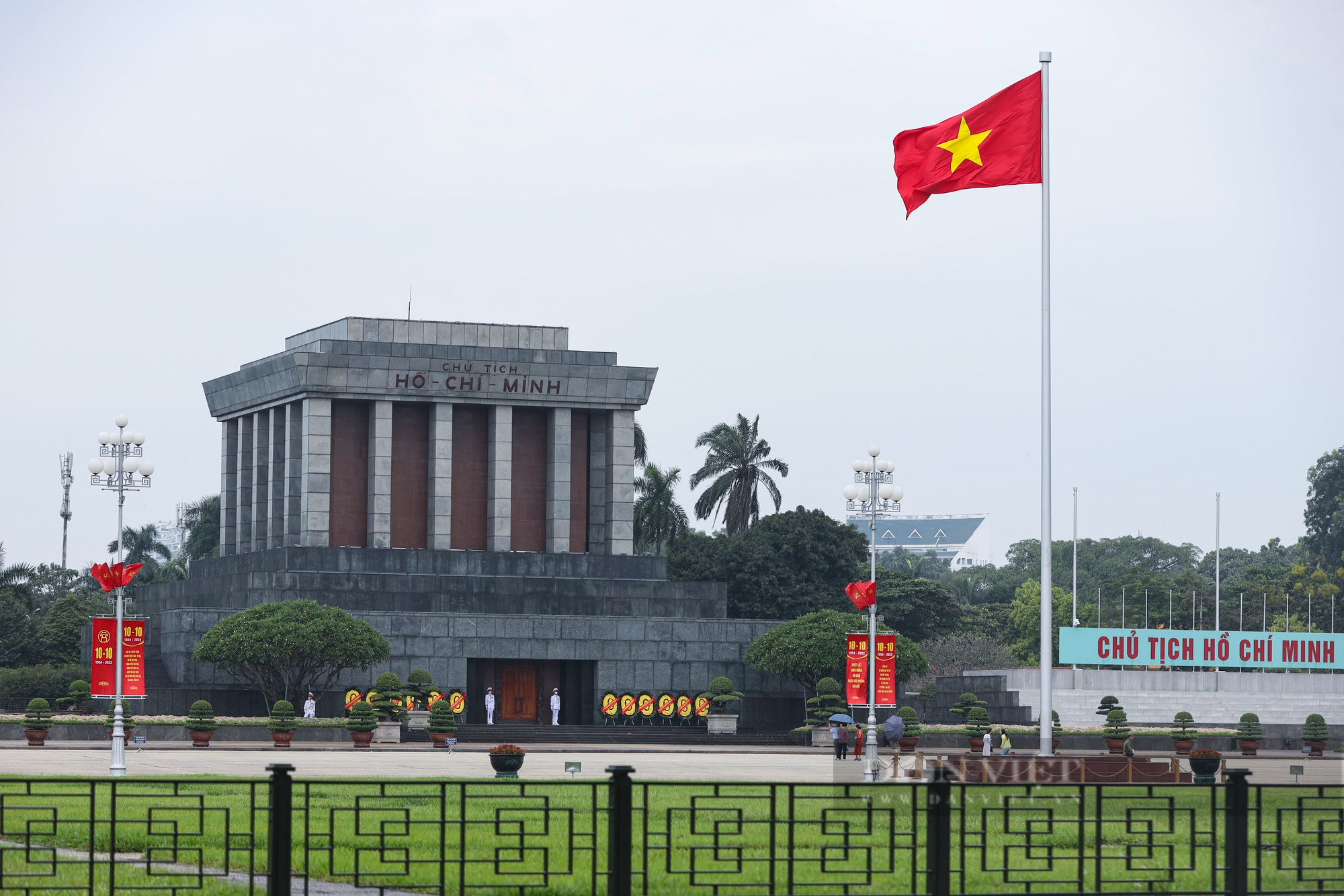 Đường phố Hà Nội rực rỡ chào mừng kỷ niệm 68 năm Giải phóng Thủ đô  - Ảnh 2.