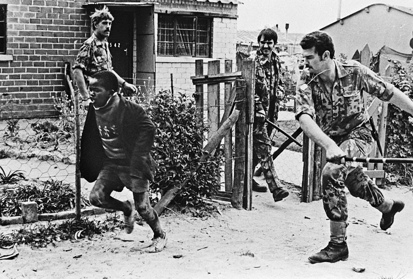 Sự tàn bạo và man rợ của chế độ Apartheid ở Nam Phi - Ảnh 1.