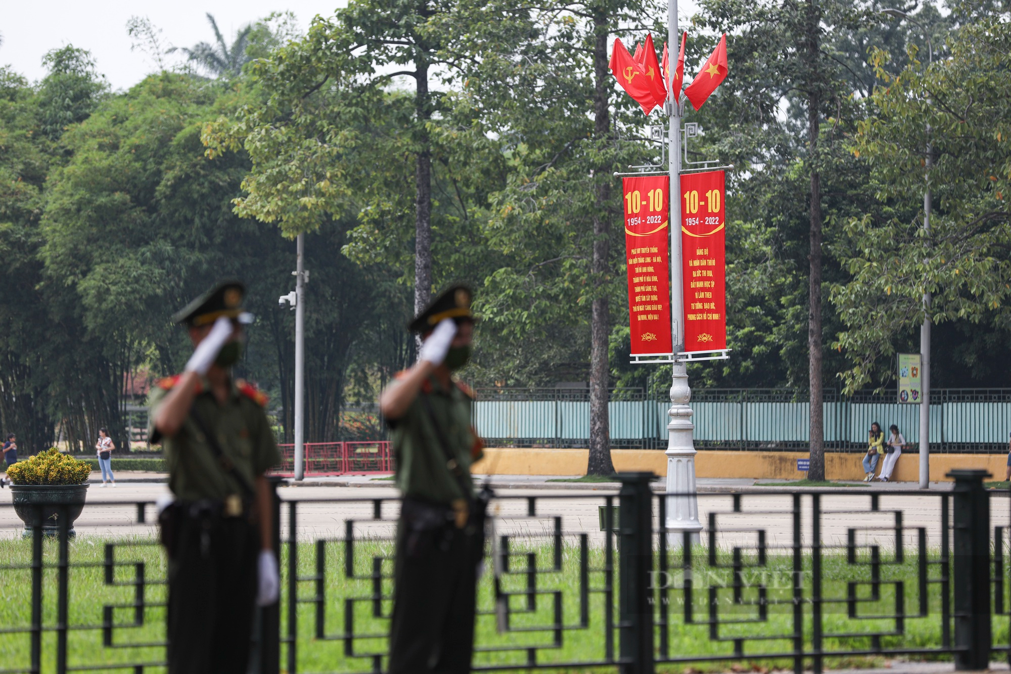 Đường phố Hà Nội rực rỡ chào mừng kỷ niệm 68 năm Giải phóng Thủ đô  - Ảnh 3.
