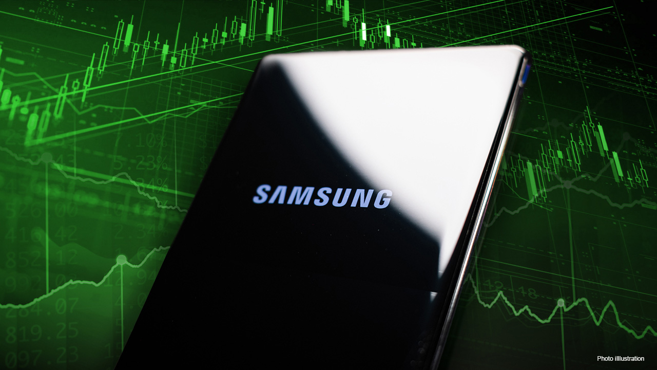 Samsung Electronics Co báo cáo lợi nhuận hoạt động giảm đầu tiên kể từ năm 2019, nhấn mạnh chiều sâu của sự suy thoái thị trường máy tính và chip bộ nhớ toàn cầu. Ảnh: @AFP.