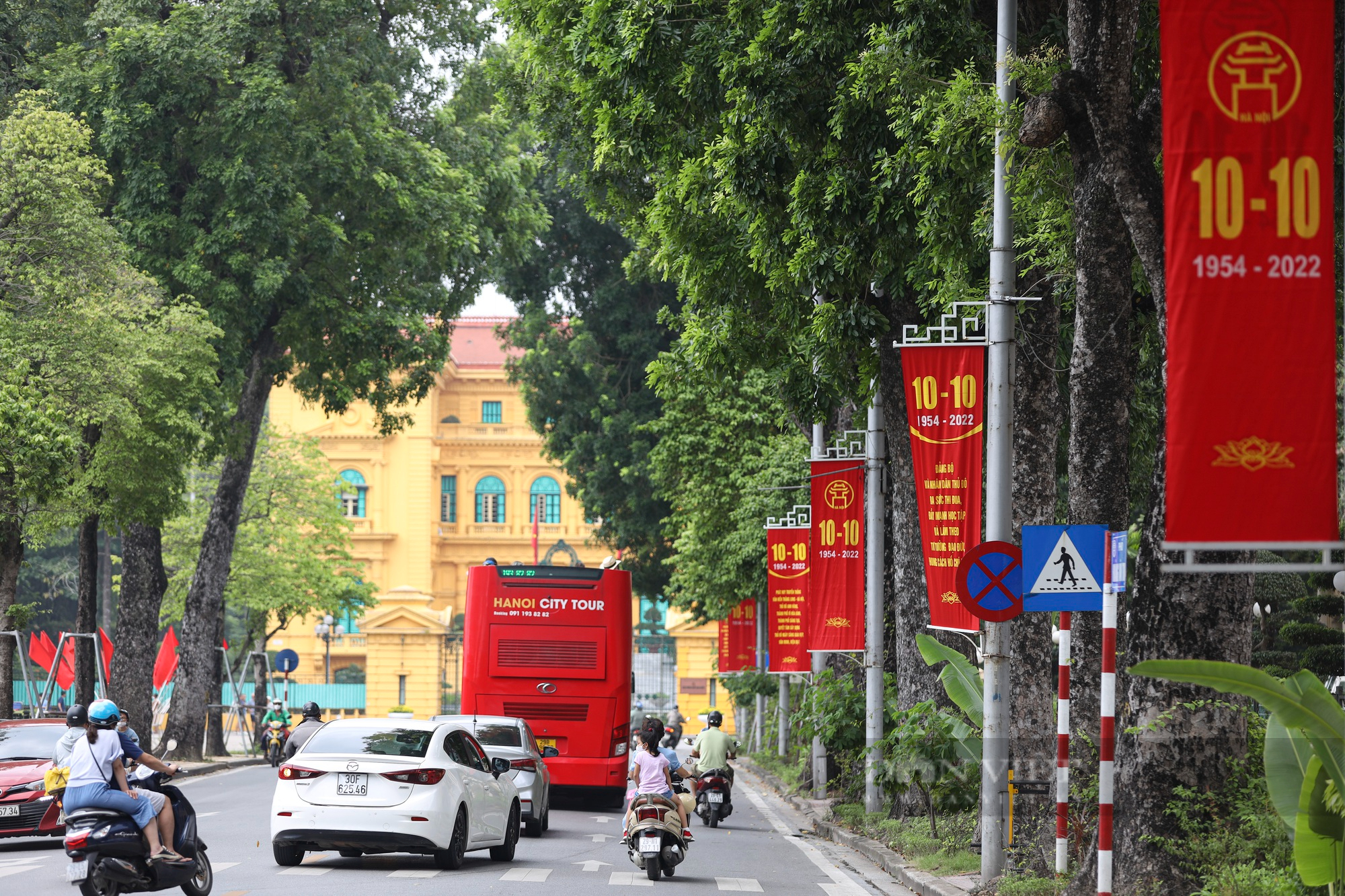Đường phố Hà Nội rực rỡ chào mừng kỷ niệm 68 năm Giải phóng Thủ đô  - Ảnh 4.