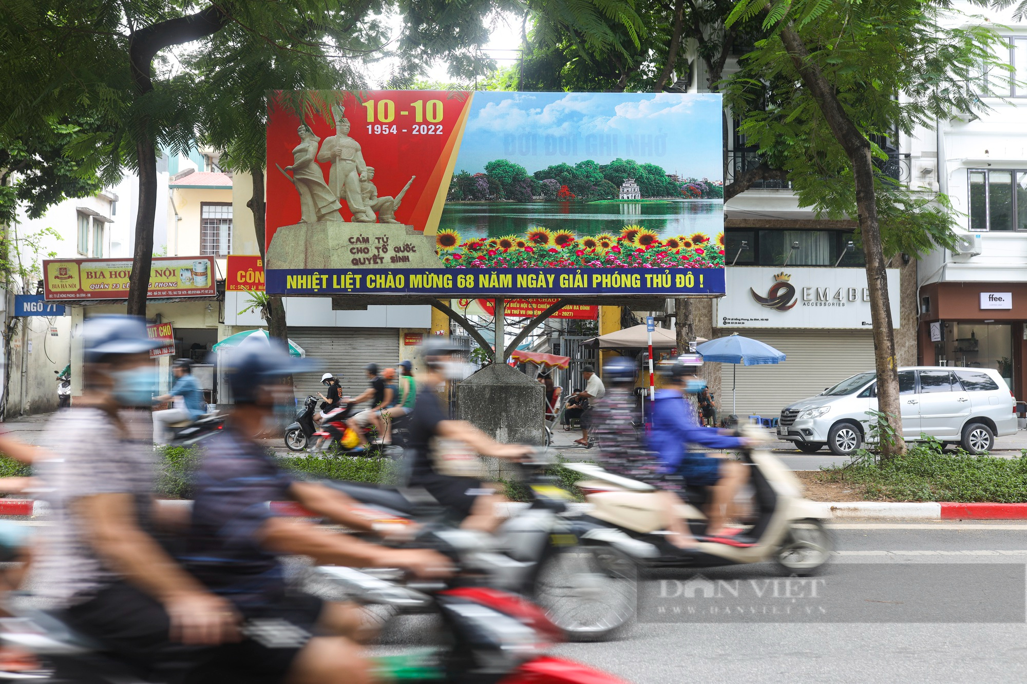 Đường phố Hà Nội rực rỡ chào mừng kỷ niệm 68 năm Giải phóng Thủ đô  - Ảnh 5.