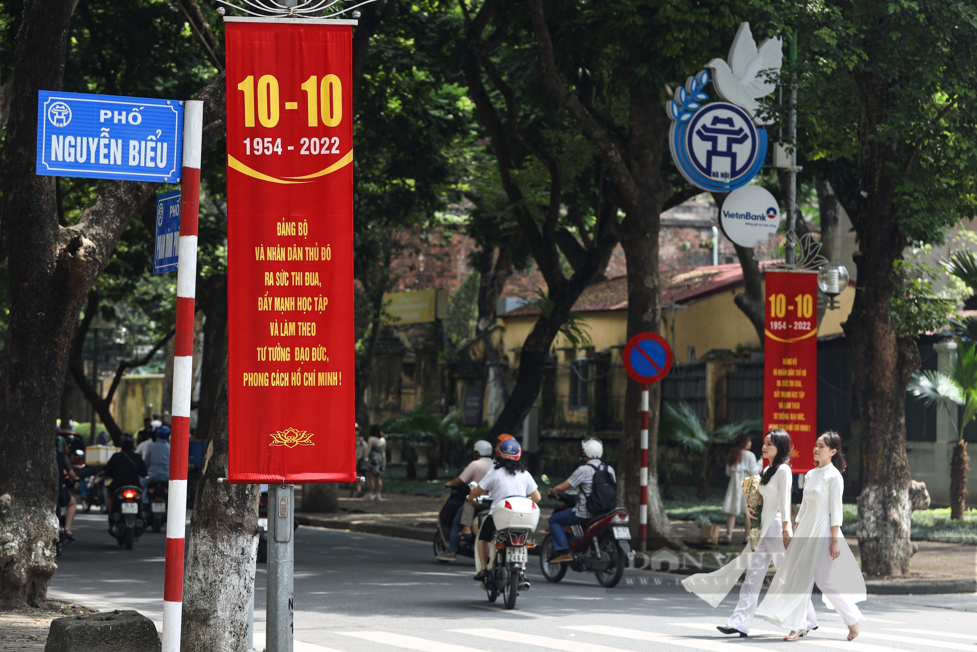 Đường phố Hà Nội rực rỡ chào mừng kỷ niệm 68 năm Giải phóng Thủ đô  - Ảnh 6.