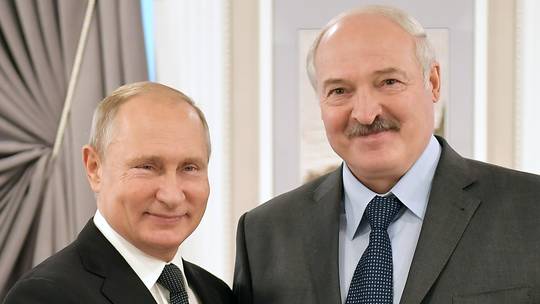 Tổng thống Putin nhận món quà sinh nhật 'nặng ký' từ người đồng cấp Belarus - Ảnh 1.