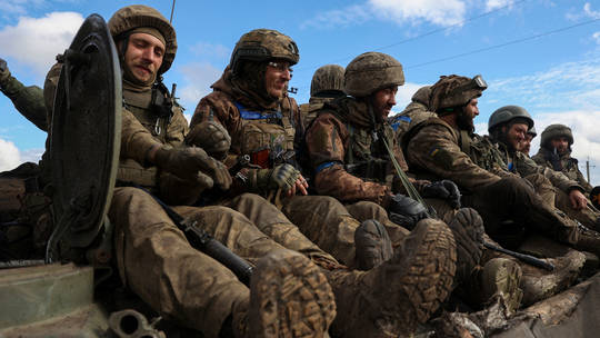 Quan chức thân Nga cảnh báo Ukraine đang tập trung lực lượng ở sát Lugansk - Ảnh 1.