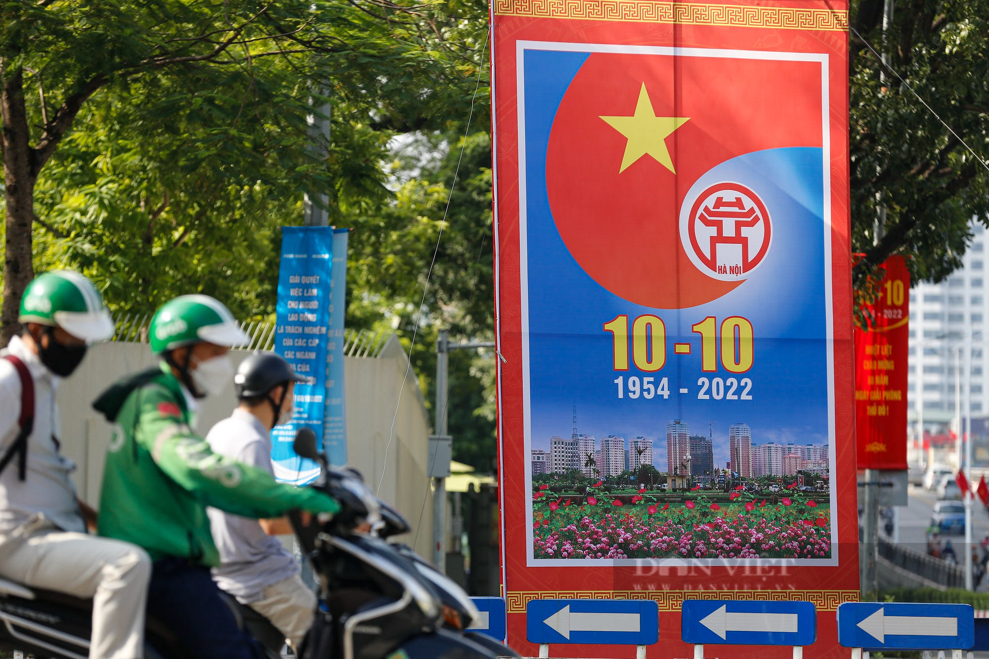 Đường phố Hà Nội rực rỡ chào mừng kỷ niệm 68 năm Giải phóng Thủ đô  - Ảnh 7.