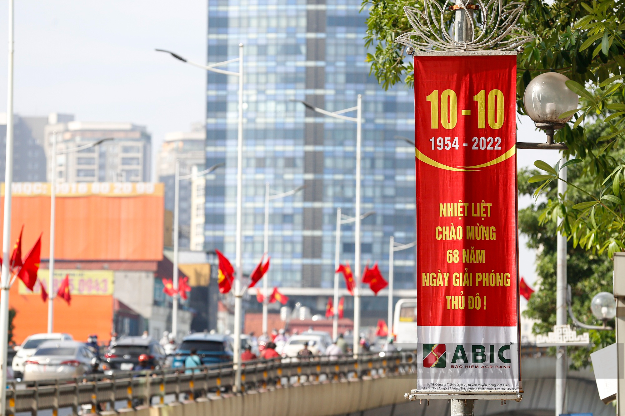 Đường phố Hà Nội rực rỡ chào mừng kỷ niệm 68 năm Giải phóng Thủ đô  - Ảnh 9.