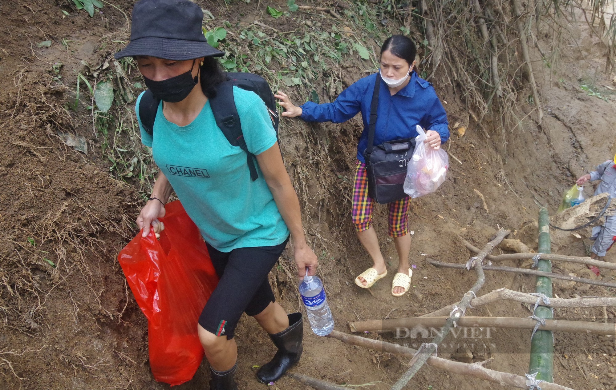 Giáo viên gùi lương thực, lội bùn, cắt rừng trở lại trường sau trận lũ quét kinh hoàng - Ảnh 3.