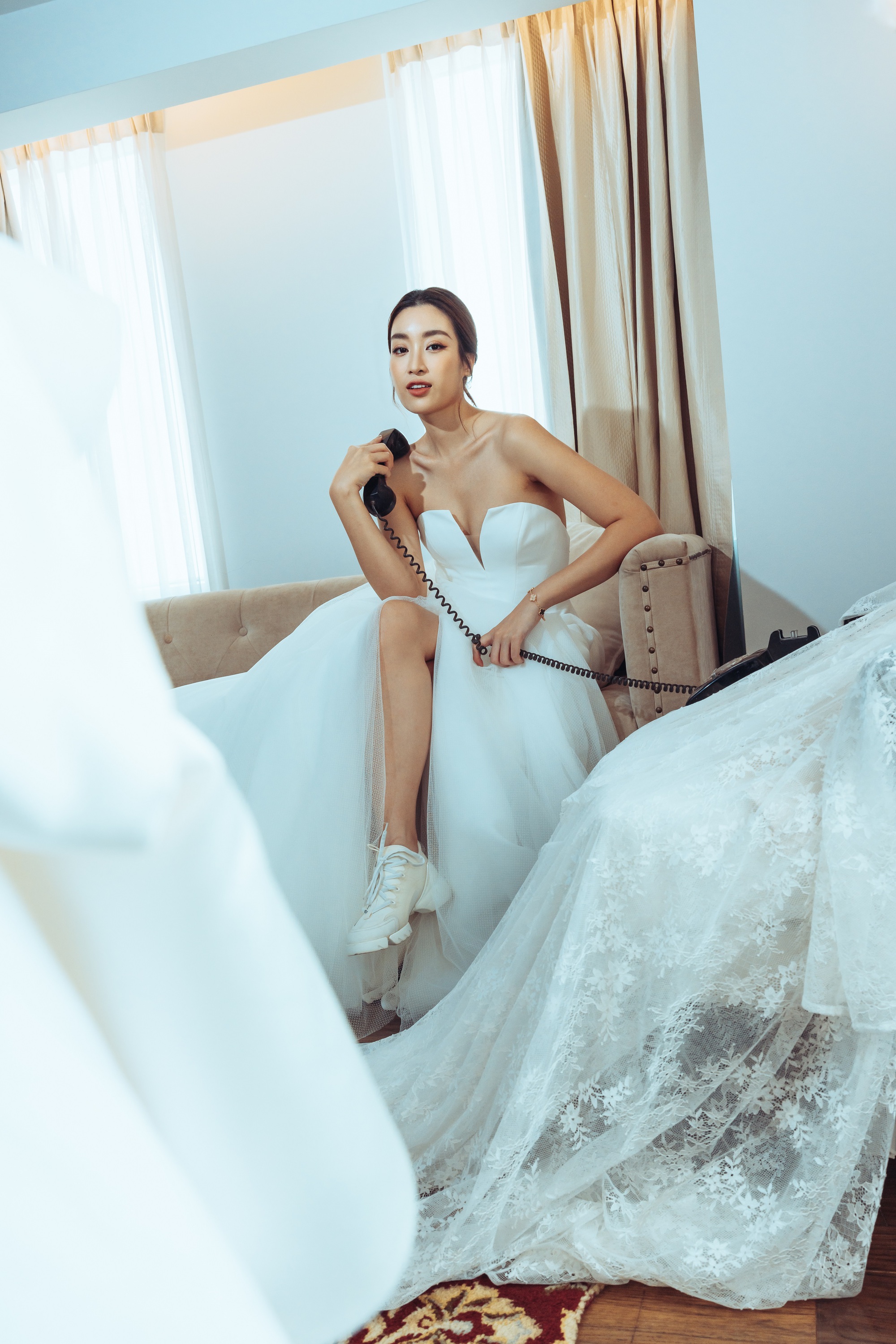 Hoa hậu Đỗ Mỹ Linh mặc váy cưới xinh đẹp khiến phụ nữ cũng phải rung động trước ngày lấy chồng - Ảnh 12.