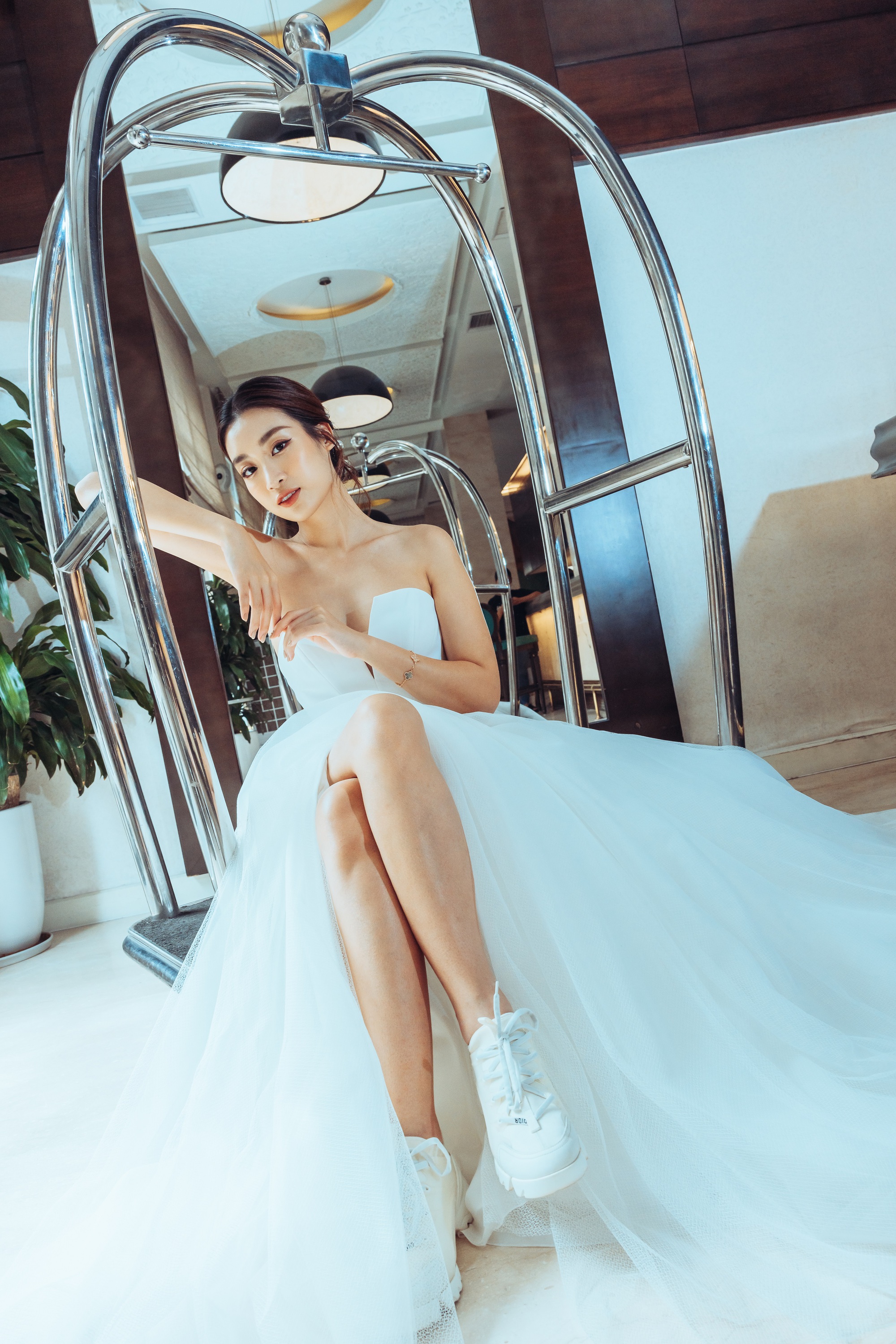 Hoa hậu Đỗ Mỹ Linh mặc váy cưới xinh đẹp khiến phụ nữ cũng phải rung động trước ngày lấy chồng - Ảnh 5.
