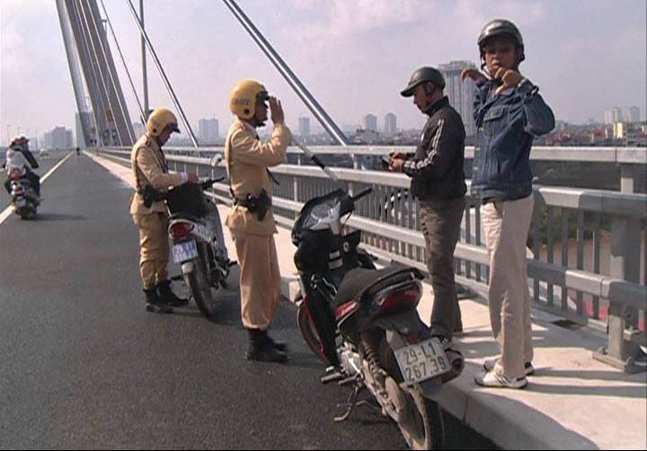 Mức phạt khi xe máy đỗ trên cầu hóng gió - Ảnh 1.