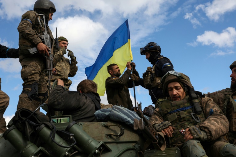 Ukraine tuyên bố tiêu diệt 350 lính Nga, 17 xe tăng, 31 hệ thống pháo của đối phương trong 24 giờ  - Ảnh 1.