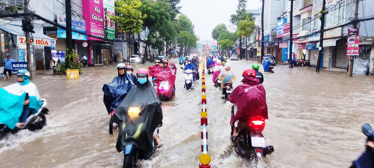 Triều cường ở Cần Thơ đang dâng cao, ngành chức năng cảnh báo gì? - Ảnh 1.