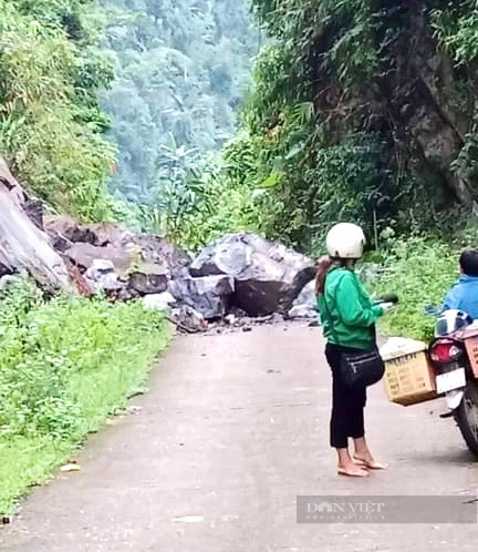 Quảng Bình: Hơn 100 khối đá rơi xuống chắn ngang đường khiến 200 hộ dân bị cô lập - Ảnh 2.