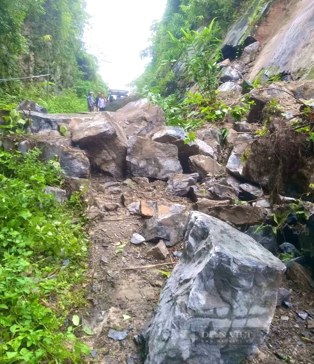 Quảng Bình: Hơn 100 khối đá rơi xuống chắn ngang đường khiến 200 hộ dân bị cô lập - Ảnh 1.