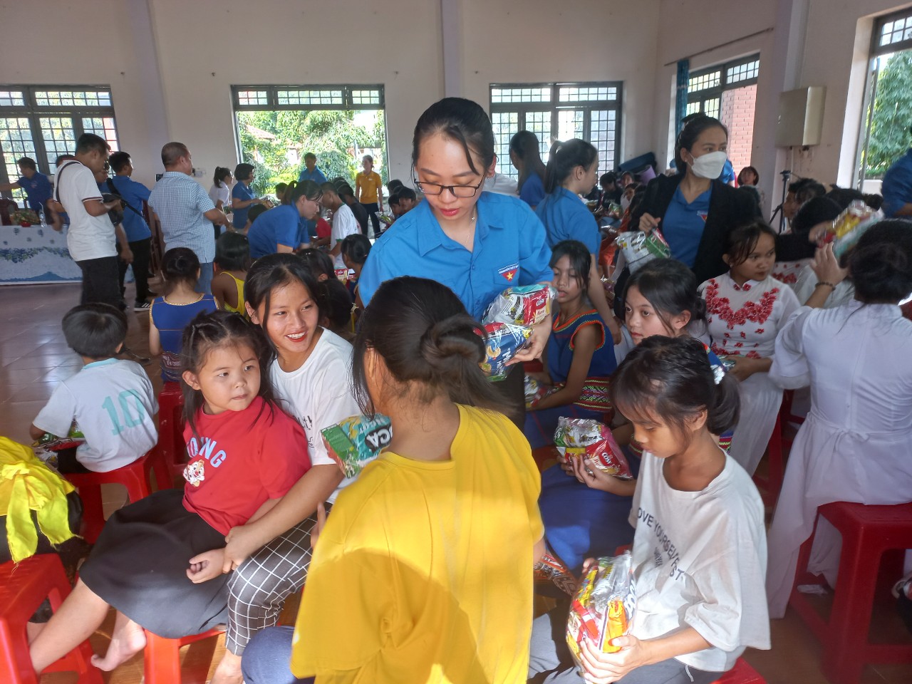 PC Kon Tum: Trao tặng xe đạp và quà cho trẻ em nghèo, khuyết tật - Ảnh 2.