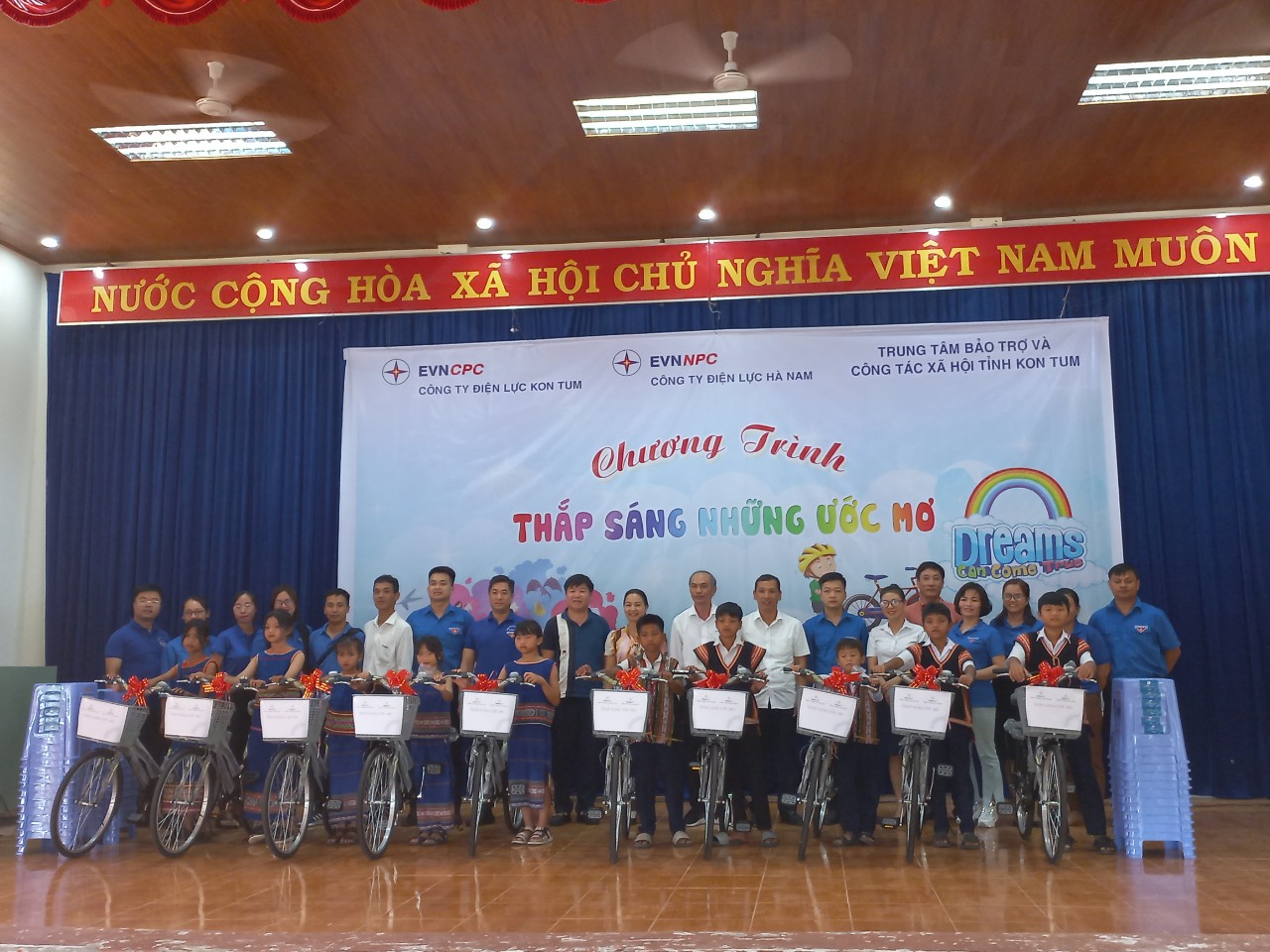 PC Kon Tum: Trao tặng xe đạp và quà cho trẻ em nghèo, khuyết tật - Ảnh 1.